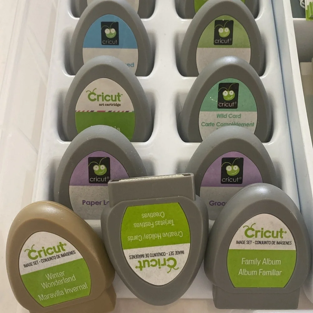 Cricut 19 Cartridges, 19 Booklets, 14 Overlay plus 1 Universal Overlay in case.